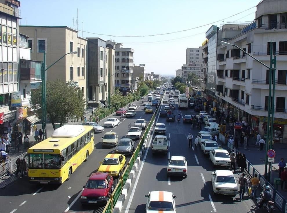 محله پاسداران در شمال شهر تهران قرار دارد و محله بسیار شیک و لوکس است 