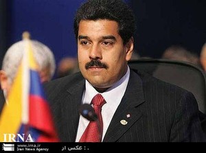 زنی که با پرتاب میوه به رئیسجمهور صاحبخانه شد!/عکس مادورو