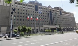 جمعی از مالباختگان مؤسسه اعتباری میزان مقابل مجلس تجمع کردند مجلس