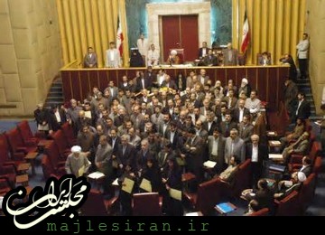 درخواست اصغرزاده برای تحصن مقابل شورای نگهبان / مشایی: هر خانه یک کانون قرآن / ... مجلس ششم