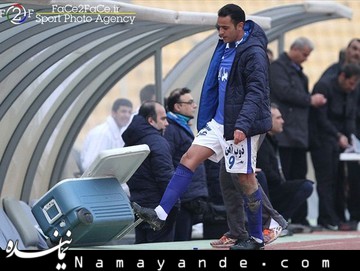 بازیکن استقلال قهرکرد!  (تصویر) لگد جنجالی آرش برهانی