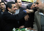 احمدی‌نژاد در تشییع پدر شهید کاوه 