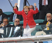  شادمانی مرکل از گل آلمان/عکس