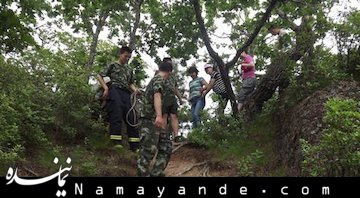 گیر کردن خانم جوان بین دو سنگ غول پیکر + عکس گیر کردن خانم جوان