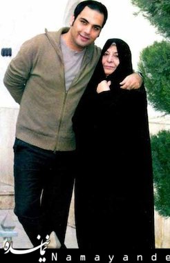 احسان علیخانی در کنار مادرش 