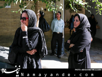 اشک‌ های مریلا زارعی در تشییع پیکر اکبر خواجویی