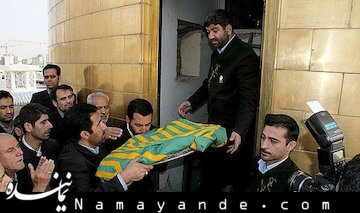 آیین تعویض پرچم حرم مطهر امام رضا (ع) صبح امروز و در آستانه میلاد آن امام همام با حضور گسترده زائران و مجاوران برگزار شد.