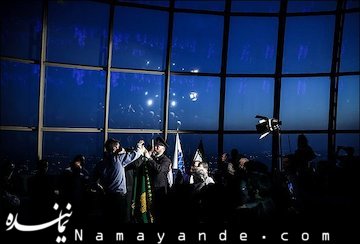 هفت فیلم مطرح دفاع مقدس در برج میلاد تهران اکران میشود   پرچم حرم امام رضا (ع)از سوی خادمان حرم آن حضرت به همراه مراسم ویژه نقاره زنی عصر روز شنبه در برج میلاد تهران به اهتزاز درآمد.