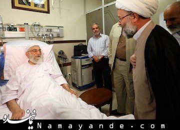 فرزند ارشد حضرت آیت‌الله وحید خراسانی به نمایندگی از ایشان و با حضور در بیمارستان از حضرت آیت‌الله خامنه‌ای عیادت و برای بهبود و سلامتی کامل رهبر انقلاب اسلامی دعا کرد.