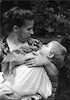 عکاس مشهور «کن هی من» عکاس مشهور در سفرهای خود، تصاویری از مهر و احساسات مادران نسبت به فرزندان خود گرفته است.وی به منظور نشان دادن احساسی که با هیچ احساسی قابل مقایسه نیست این تصاویر را انداخته است.