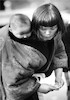 عکاس مشهور «کن هی من» عکاس مشهور در سفرهای خود، تصاویری از مهر و احساسات مادران نسبت به فرزندان خود گرفته است.وی به منظور نشان دادن احساسی که با هیچ احساسی قابل مقایسه نیست این تصاویر را انداخته است.