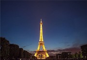 شخصی علاقه‌مند به عکاسی در سفری 30 هزار تصویر از سرسبزترین پایتخت اروپا گرفته است که تعدادی از آنها را در اینترنت به اشتراک گذاشته است. پاریس دارای موسسات، پارک‌ها و آثار دیدنی مشهوری است و به دلیل دا