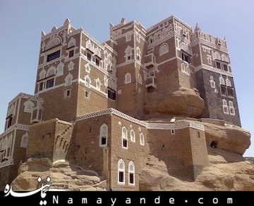 گرانترین جاذبههای توریستی دنیا+تصاویر دارالحجر، نام قصری در نزدیکی شهر صنعا، پایتخت کشور یمن است که بر روی یک تکه سنگ ساخته شده است.قدمت این قصر به قرن نوزدهم میلادی بازمی گردد و یکی از جاذبه های گردشگری کشور یمن به حساب می آید.