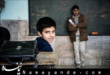 معلمان دوشغله وبیسوادی دانشآموزان؛ چالشهایی اززبان یک سربازمعلم  نسیم خنک پاییز که می وزد خاطرات مدرسه و زنگ تفریح و آوای دلنشین معلم را در ذهن ها مرور می کند. مدرسه خانه ی دوم بچه هاست و بعد از محیط خانواده دومین کانونی است که بیشترین اثرگذاری فرهنگی و تربیتی را