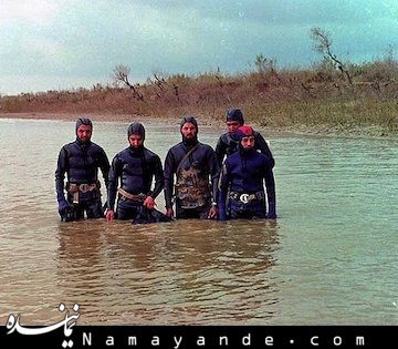 انگار عادت دارند زن‌ها! ‌زن‌ها همیشه دسته‌ گل به آب می‌دهند... گاهی به رود نیل، گاهی به علقمه، گاهی هم به اروند و کارون و ...
