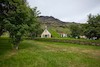 خانه های باقیمانده روستای هوف ایسلند به همراه کلیسای این روستا در میان چمن‌های بسیار بلند این منطقه، چهره ای بسیار جذاب و متفاوت به خود گرفته است و از نقاط دیدنی این کشور به حساب می‌آید.