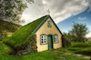 خانه های باقیمانده روستای هوف ایسلند به همراه کلیسای این روستا در میان چمن‌های بسیار بلند این منطقه، چهره ای بسیار جذاب و متفاوت به خود گرفته است و از نقاط دیدنی این کشور به حساب می‌آید.