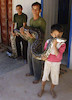 در کامبوج یک پسر بچه با یک مار پایتون غول پیکر دوست است و بازی می کند.
