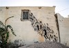 150 هنرمند نقاش از 30 کشور به روستایی در تونس رفته‌اند و زمین و دیوارهای آن را نقاشی کرده‌اند. 
