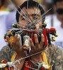 جشنوراه "بانگ نیو"، مراسمی سالانه ای است که هرساله در شهر پوکت تایلند برگزار می شود و شرکت کنندگان آن با خنجرها و میله های فلزی، گونه های خود را سوراخ می کنند تا با این کار،‌به عقیده خودشان، شیطان و پ