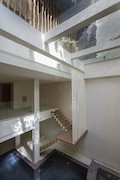 طراحی جالب یک خانه در منطقه دروس تهران که اتاق های آن سیار بوده و رو به آفتاب می چرخد در هفته های گذشته در رسانه های بین المللی بارتاب داشته است.این خانه ۷ طبقه دارای ۳ اتاق متحرک است. این بنا که با ن