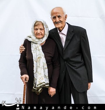 زمان پرداخت مابهالتفاوت حقوق بازنشستگان  امین خسروشاهی در حاشیه مراسم تقدیر از بازنشستگان شهرداری تهران همزمان با روز سالمند، ذوق به خرج داده و به جای تهیه عکسهای شاید تکراری از یک همایش، عاشقانههای زوجهای میهمان مراسم را به تصویر کشیده و