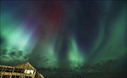  این تصاویر زیبا هفته گذشته در شمال نروژ از پدیده زیبای شفق قطبی گرفته شده است. بسیاری از گردشگران به این منطقه سفر می کنند تا نمایش رنگ ها در آسمان شب را مشاهده کنند.  