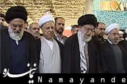 اقامه نماز امام خامنهای بر پیکر مطهر آیتالله مهدویکنی مقام معظم رهبری در حال نماز بر پیکر آیت الله مهدوی کنی