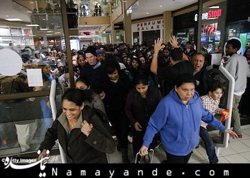 هجوم مردم آمریکا برای خرید کالاهای حراجی / تصاویر هجوم مردم آمریکا برای خرید کالا