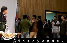 گرفتن گلوی دانشجوی منتقد حین سخنرانی علی مطهری +تصاویر گرفتن گلوی دانشجو دانشگاه علوم پزشکی اصفهان