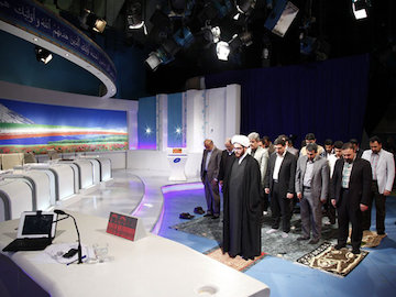 اقامه نماز جماعت در برنامه زنده "مناظره" شبکه یک +تصاویر نماز جماعت برنامه مناظره431