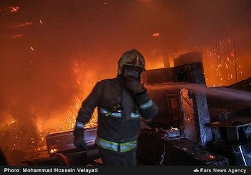 مرگ یک نفر در پی انفجار در تهران آتشسوزی در بازار مبل یافتآباد