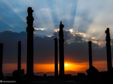 برگزاری کنسرت در تخت جمشید، باغ ارم و پاسارگاد مجوز ندارد تخت جمشید/1