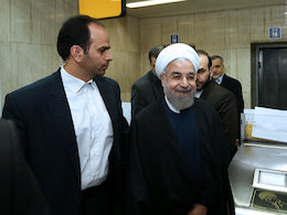 گفتوگوی صمیمی روحانی با مردم در مترو تهران روحانی در مترو