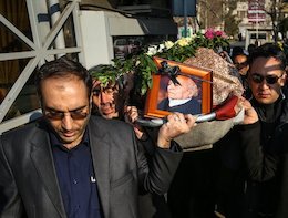 باقری: چتر محبت «مشفق» گسترده بود؛ او آمده بود تا «شفقت» را به همه نشان دهد تشیع جنازه ی مشفق کاشانی/431