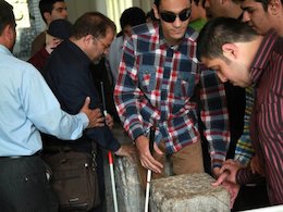 چشمانت را ببند و فقط لمس کن بازدیدنابینایان از موزه ایران باستان/431