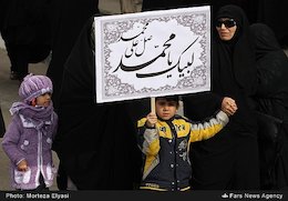 ادای احترام اسقف کلیسای ارتدوکس به پیامبر(ص)+تصاویر راهپیمایی نمازگزاران در اعتراض به هتک حرمت پیامبر(ص)