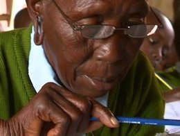 زن ۹۰ ساله پیرترین دانش آموز!+عکس پیرزن