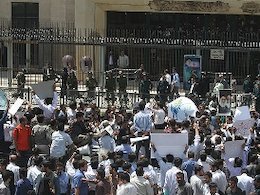 تذکرات کتبی نمایندگان به مسئولان اجرایی کشور  تجمع در مقابل مجلس 43