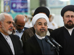 انتظار روحانی از مردم در دهه فجر/ دولت به وعده های خود عمل می کند روحانی در حرم امام