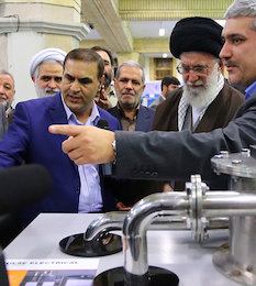اجازه نفوذ انگیزههای سیاسی به فضاهای تحقیقاتی را ندهید/ رشد علمی کشور باید ادامه یابد بازدید رهبر انقلاب از نمایشگاه دستاوردهای فناوری نانو/2
