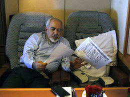 هواپیمای ظریف تکان خورد، وزیر با خلبان عکس یادگاری گرفت ظریف در هواپیما