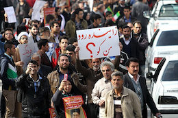 پلاکاردها حاوی چه پیامی برای دولت بود؟ پلاکاردهای سفر اصفهان رئیس جمهور