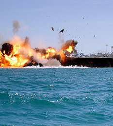 سپاه در تنگه هرمز قدرتنمایی کرد/ انهدام ماکت ناو هواپیمابر آمریکایی رزمایش پیامبر اعظم نیروی دریایی سپاه/2