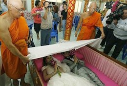 جشن عروسی در تابوت!+عکس  عروسی در تابوت 43