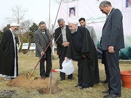درختی که روحانی کاشت/عکس درختکاری روحانی 43