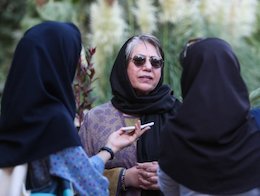 بنیاعتماد جایزهی بینالمللیاش را حراج کرد رخشان بنی اعتماد