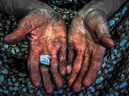 لطفا با دیدن این تصاویر گریه نکنید! دستان مادر شهید 43