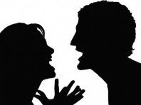 پاشنه کفش در سر شوهر جا ماند!+عکس دعوای زن و شوهر 43