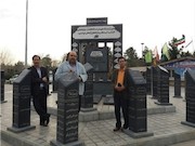 ناصر فیض شاعر و محمد سرور رجایی شاعر افغانستانی بر سر مزار شهیدان انقلاب